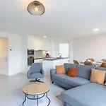 Corner In The Center With 3 Bedrooms *